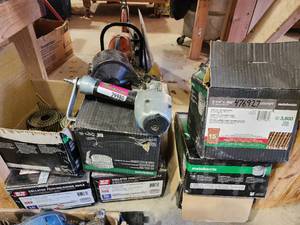 lot 29980 image: Hitachi NV 65AH2 and 7 boxes of Wire Coiled Nails