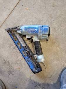 lot 29982 image: &nbspHitachi NT65MA4 1 14 Inch to 2 12 Inch 15 Gauge Angled Finish Nailer with Air Duster