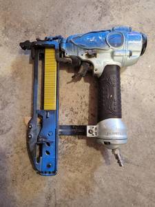 lot 29987 image: &nbspHITACHI N3804AB3 Stapler, 14 in W Crown, 12 to 1 12 in