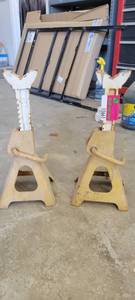 lot 10661 image: Lot of (2) 3 Ton Jack Stand