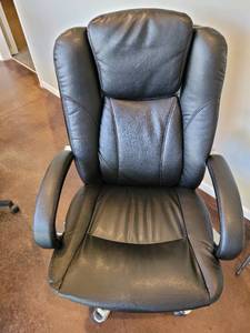 lot 10693 image: Faux leather office chair