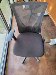 lot 10705 image: Office chair with mesh back support