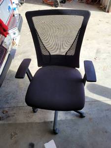 lot 10709 image: Office chair with mesh back support