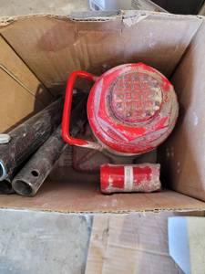 lot 10728 image: Strong way 12 ton hydraulic bottle jack