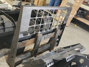lot 5915 image: 48in Pallet Fork