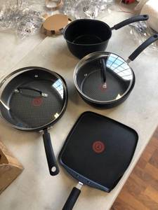 lot 4506 image: T-Fal Set of pots and pans.