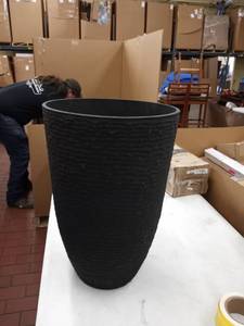 lot 33637 image: black planter pot 1only