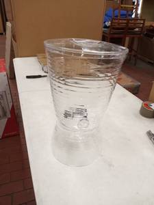 lot 33651 image: clear plastic beverage dispenser