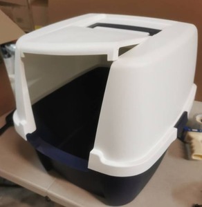 lot 7019 image: Cat Litter Box, White And Blue, 19 x 15.5