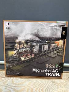 lot 59884 image: Mechanical Age Train, 1 Locomotive, 3 Carriages & Track