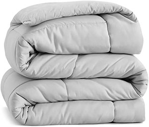lot 2287 image: Bedsure Duvet Insert Full Comforter Light Grey - All Season Quilted Down Alternative Comforter for Full Bed, 300GSM Mashine Washable Microfiber Bedding Comforter with Corner Tabs