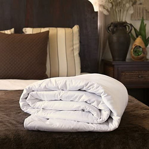 lot 5608 image: Silk-Filled Duvet Insert. Premium, 100% Mulberry Silk Interior. Hypoallergenic. SpringFall (9 Tog). Full Size, 90 x 100. Oeko-TEX� Standard 100 Certification.