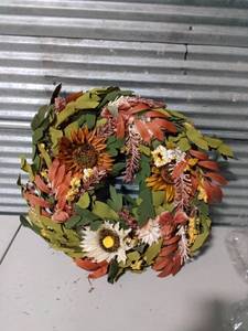 lot 7538 image: 20 Door Wreath Decoration