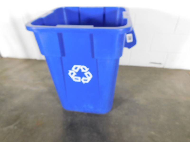 lot 2993 image: Rubbermaid 40 gal Recycling Container
