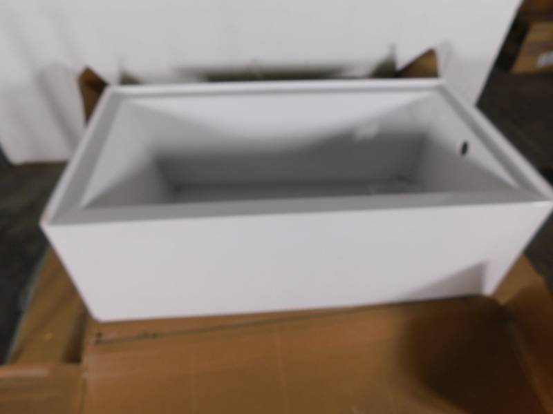 lot 3010 image: Mirabelle Edenton Bath Tub