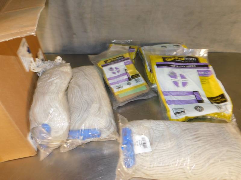 lot 3157 image: Lot of Misc Cleaning Supplys