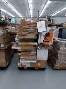 lot 61401 image: Pallet of miscellaneous items