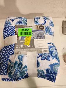 lot 39153 image: Members Mark 3-Piece Quilt Set - King