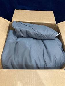 lot 38867 image: HOMBYS QUEEN COMFORTER SET 3 PIECE WITH PILLOW CASES