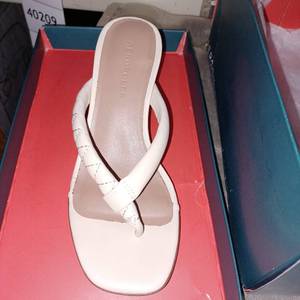 lot 40205 image: AEROSOLES WOMAN SHOE SIZE 5M