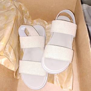 lot 40207 image: KEEN WOMAN SANDLES SIZE 7, BEIGE