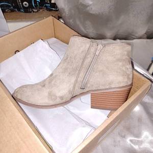 lot 40213 image: AMAZON ESSENTIALS WOMAN SIZE 9.5, BROWN