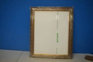 lot 320 image: 16 x 20 Picture Frame