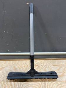 lot 60021 image: Fur Remover Expandable Broom
