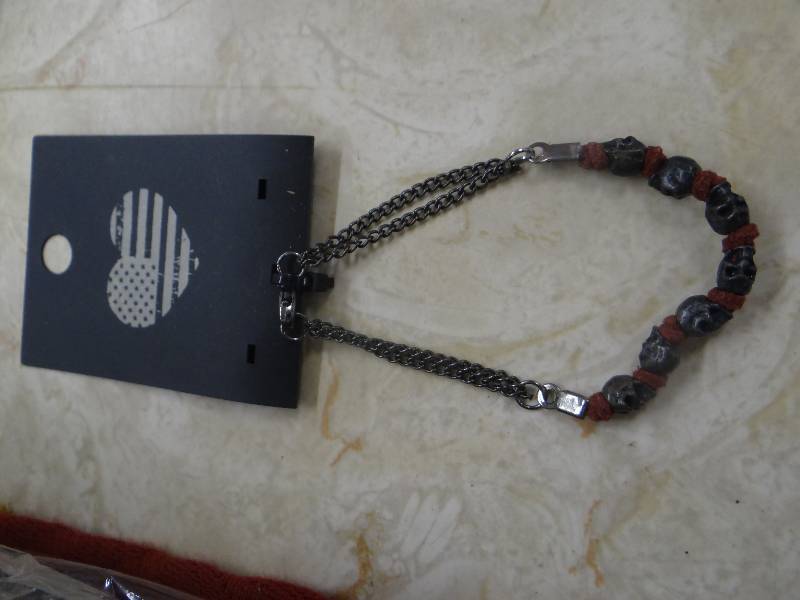 lot 1161 image: Whole sale lot - 60 skull & metal chain bracelets - in packages.