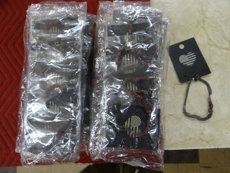 lot 1162 image: Whole sale lot - 60 skull & metal chain bracelets - in packages.