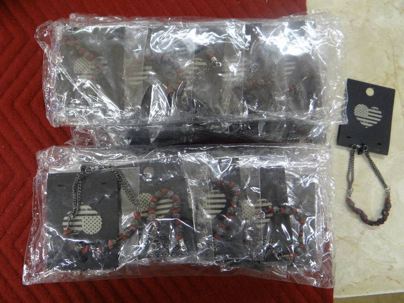lot 1164 image: Whole sale lot - 60 skull & metal chain bracelets - in packages.
