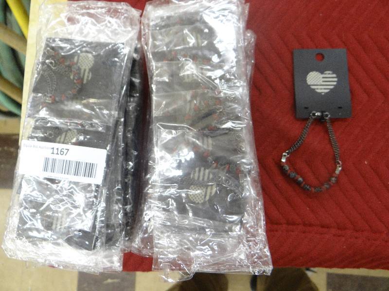 lot 1167 image: Whole sale lot - 60 skull & metal chain bracelets - in packages.