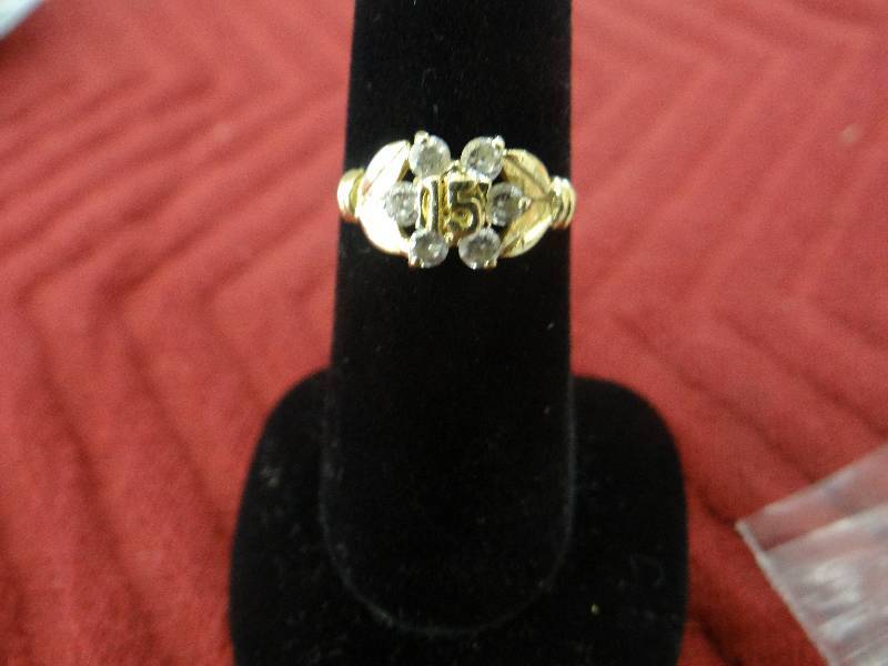 lot 1132 image: 10K gold 15 ring wclear stones in flower design.
