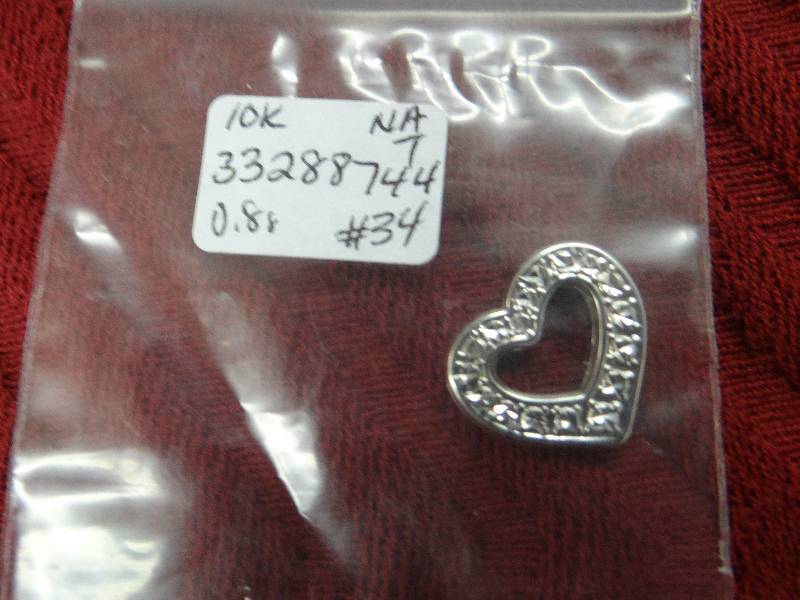 lot 1136 image: 10K white gold heart pendent wclear stones.