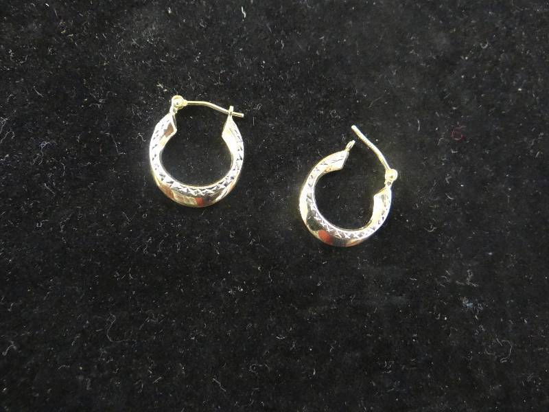 lot 1142 image: 14K gold hoop earrings.