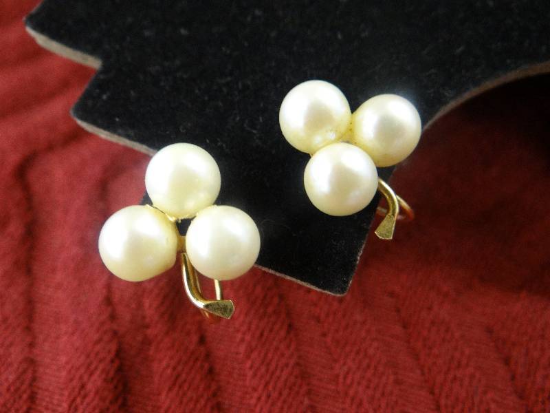 lot 1143 image: 14K & pearl clover design earrings wscrew backs.