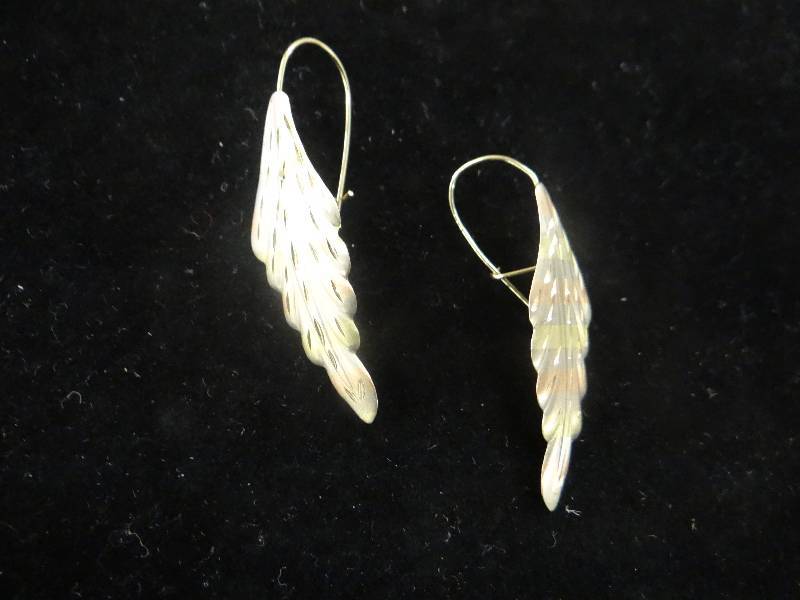 lot 1147 image: 14K gold feather hoop earrings.