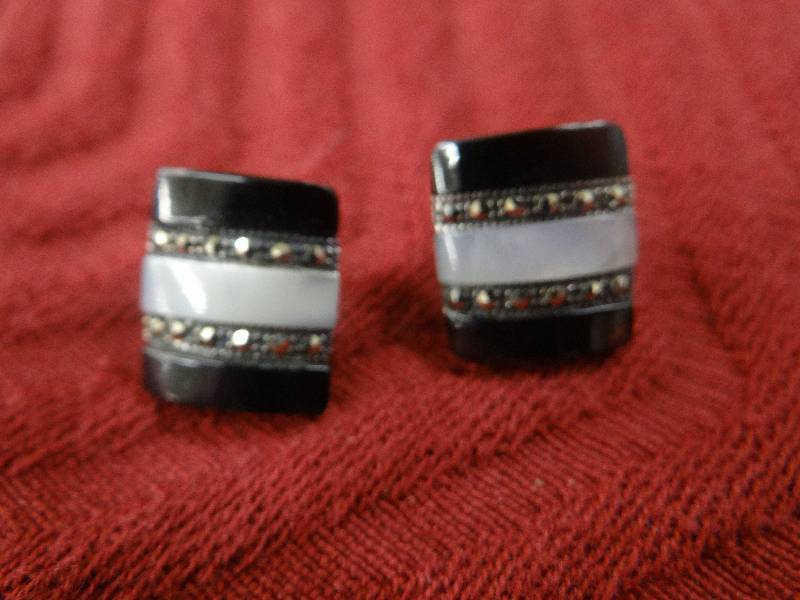 lot 1152 image: Sterling silver, mother of pearl, & onyx earrings.