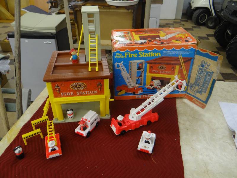 lot 1201 image: Vintage Fisher-Price fire station play set wbox.