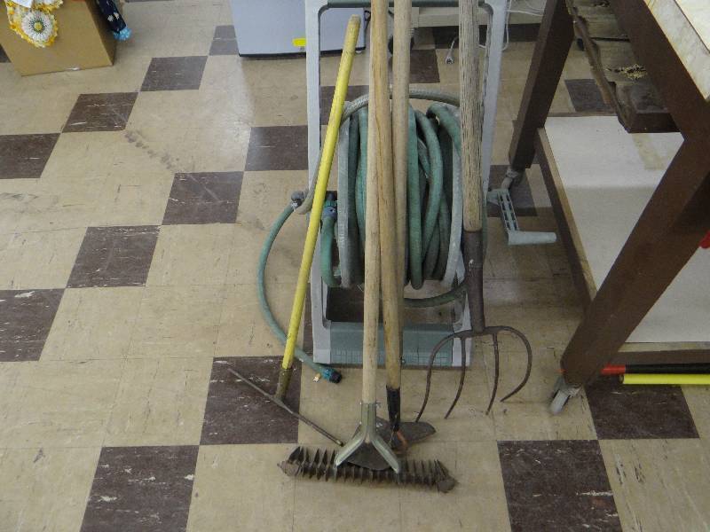 lot 1202 image: Lot of gardenyard tools 2 hoes, 1 rake, pitch fork, window squeegee, garden hose on cart.