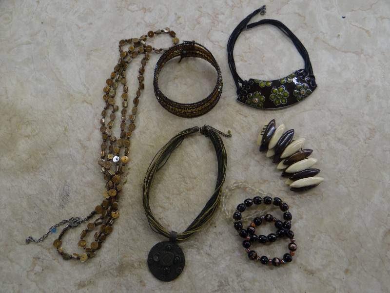lot 1213 image: Lot of 4 necklace & 4 bracelets.