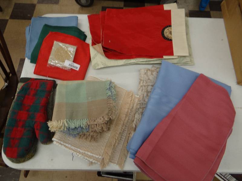 lot 1216 image: Large lot of place mats, napkins, table cloths, coaster, oven mitts.