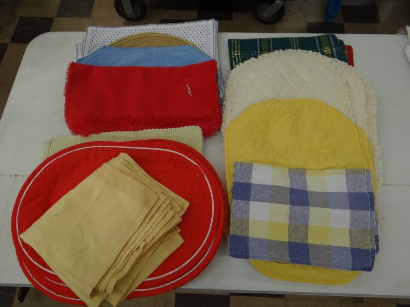 lot 1217 image: Large lot of place mats & napkins.