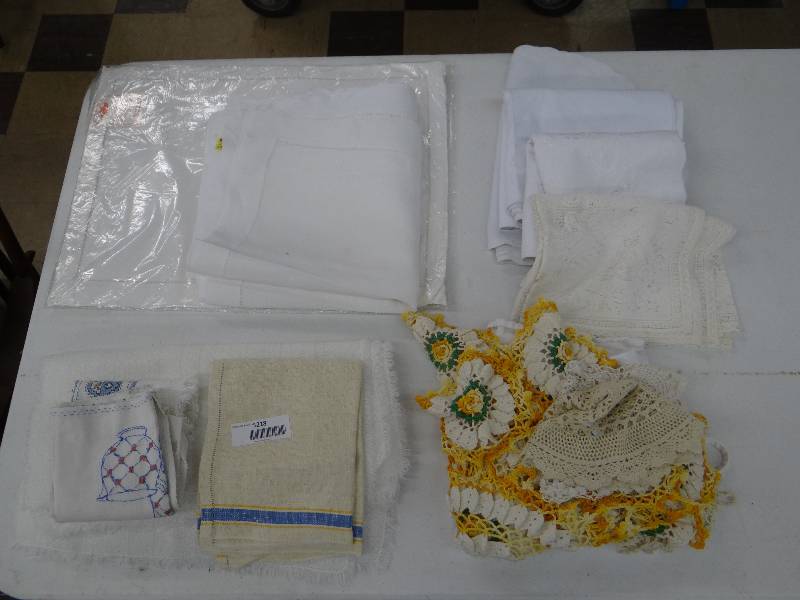 lot 1218 image: Large lot of place mats, napkins, runners, doily, kitchen towels.