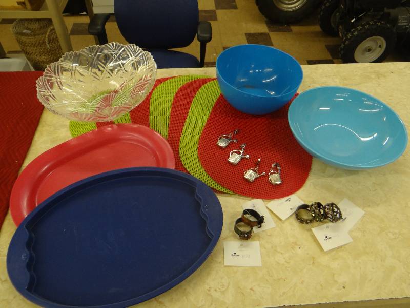 lot 1221 image: Lot of serve ware & table accessories. 8 place mats, set of table cloth weights, 3 bowls, 2 platters, 5 napkins rings.