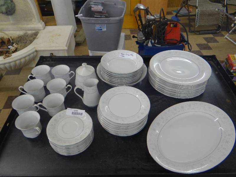 lot 1229 image: Set of crown Ming china - 44 pcs.