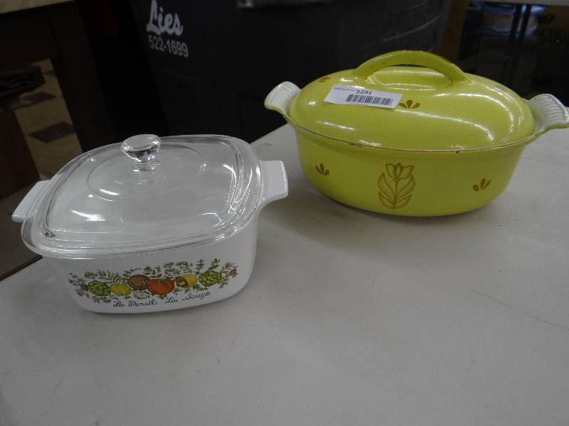 lot 1231 image: 2 Lidded casserole dishes - 1 corning ware, 1 dru from Holland.