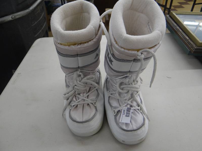 lot 1233 image: Pair of airwalk snow boots - size 78.