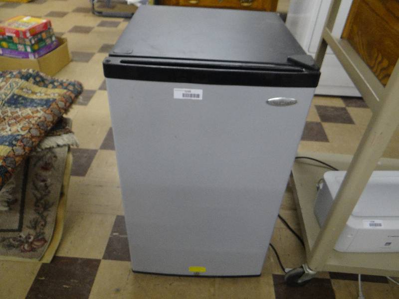 lot 1235 image: Aficionado by Haier - mini frig. wfreezer.