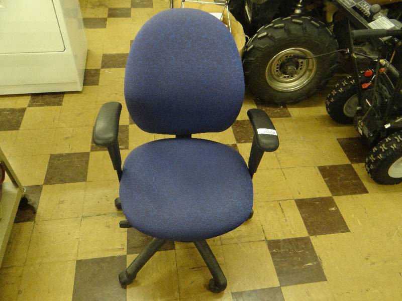 lot 1240 image: Blue adjustableswivel office chair.